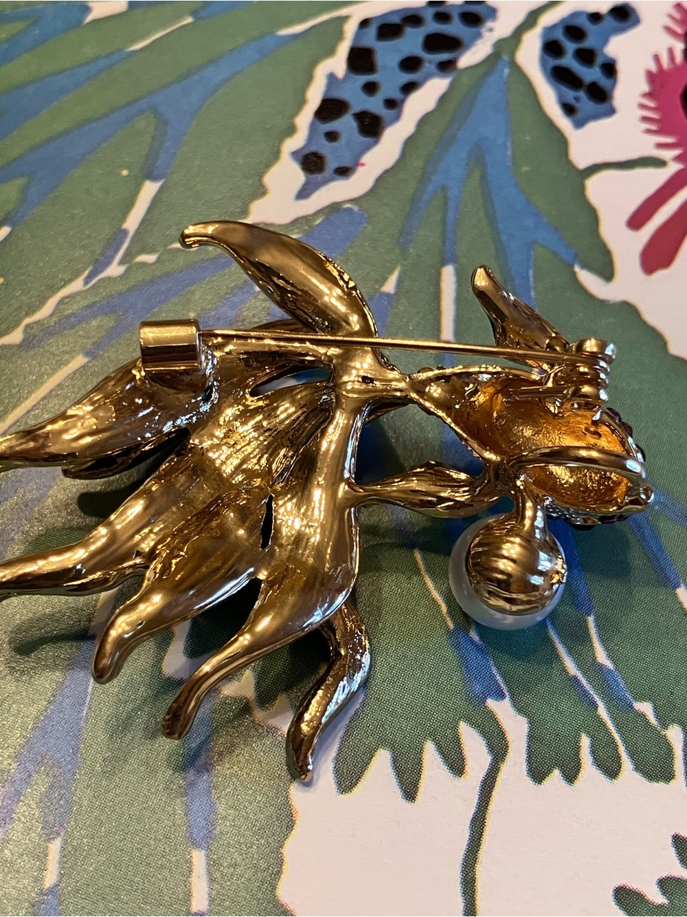 Pink Cubic Zirconia stone koi fish set in plated gold tone 2” brooch. - Picture 6 of 12